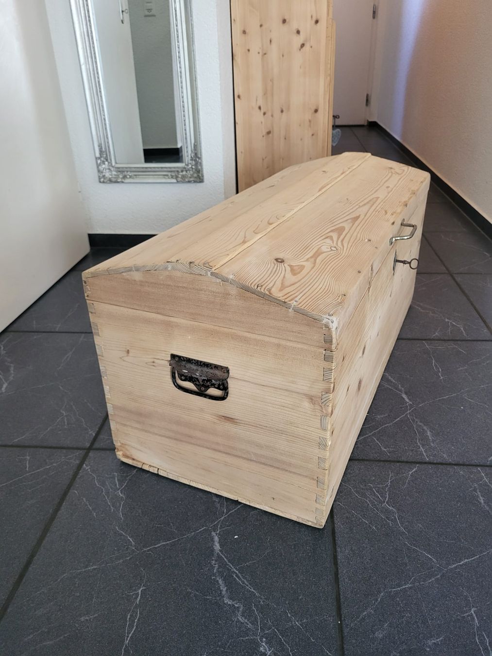 Cassapanche: Wunderschöne antike Truhe aus Massivholz restauriert – Usato da Hofstetten SO venduto da famburgert 3