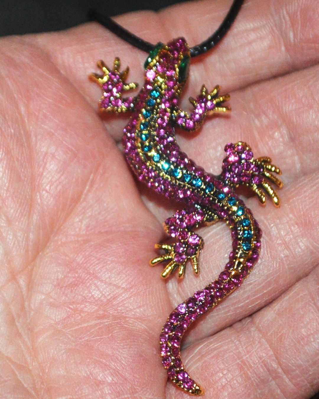 Spille & Fermagli: Brosche oder Halskette L-6693 – Eidechse purple mit Strass – Nuovo e nell'imballaggio originale da Goldiwil (Thun) venduto da han_v5b7