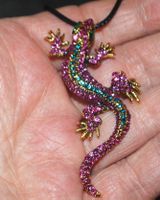 Brosche oder Halskette L-6693 – Eidechse purple mit Strass