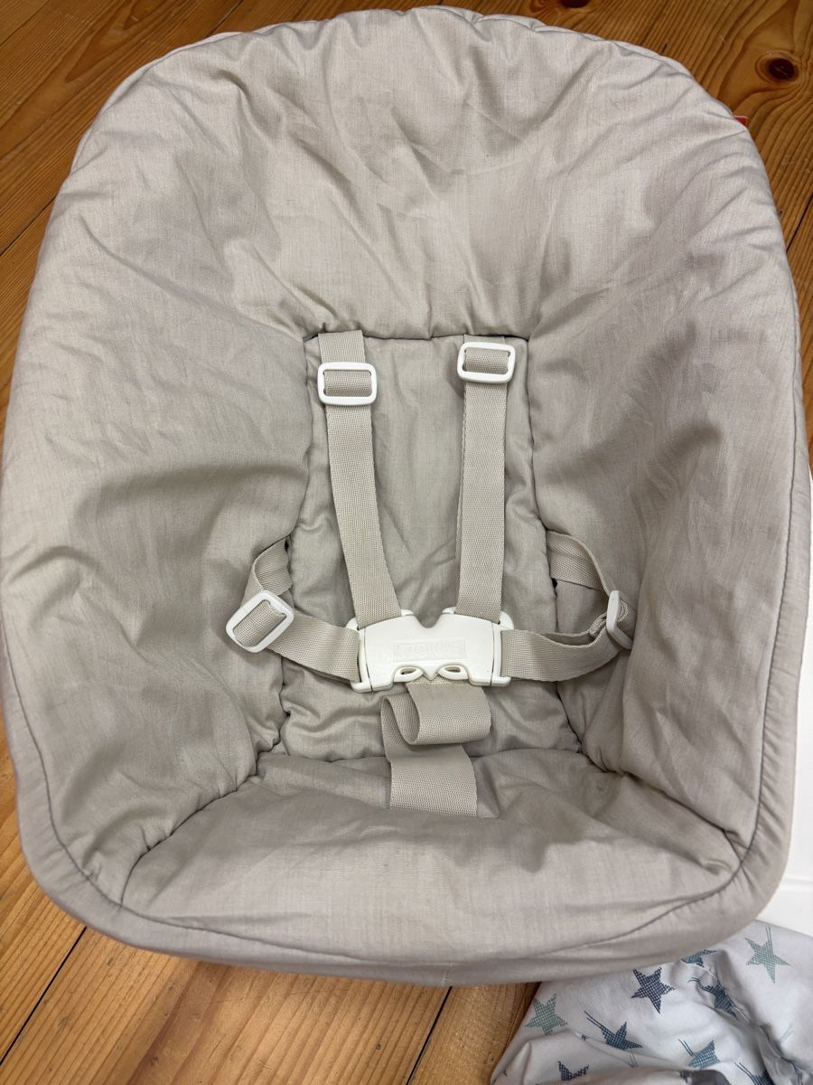 Stokke Stühle: Stokke newbornschsle mit Spielbogen  – Gebraucht aus Büren an der Aare von Nikito2001 2