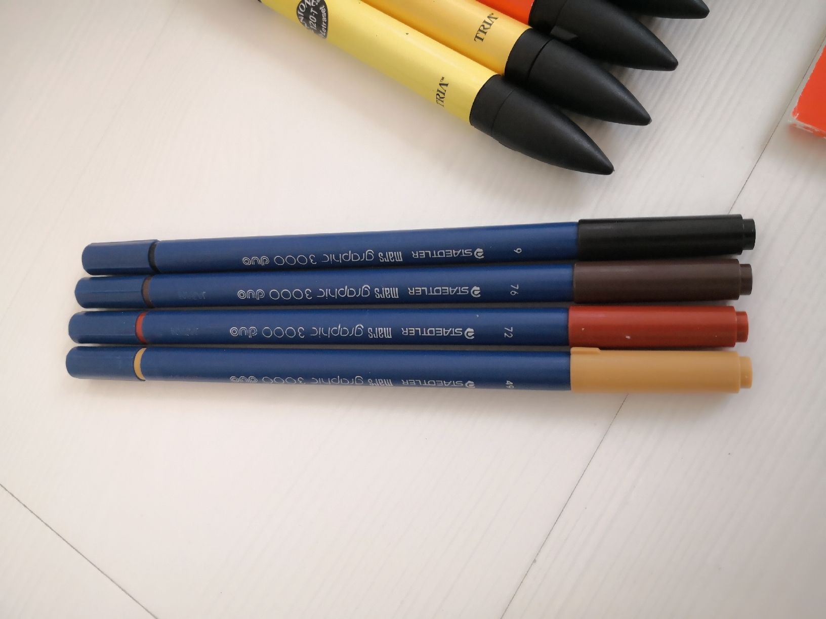 Farben: 33 STK: PANTONE-STIFTEN SET MIT ZEICHENBLOCK & CO. – Gebraucht aus Olten von Naja-Twins-Twins 5