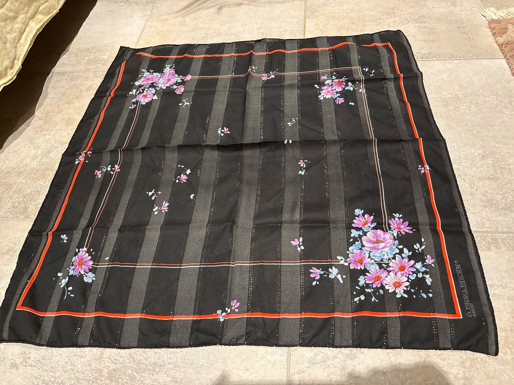 Foulards, Tücher & Schals: Schwarzes Foulard mit Blumenmuster - Amor – Gebraucht aus Bülach von Jackybabue