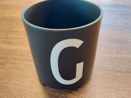 Becher Design Letters schwarz Motiv G