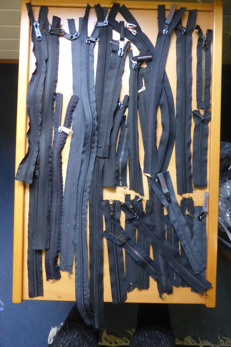 Tessuti: 29 Reissverschlüsse schwarz - zu einem Preis – Usato da Brunnadern venduto da pinkfaden
