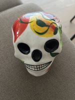 Farbiger handgemalter Totenkopf