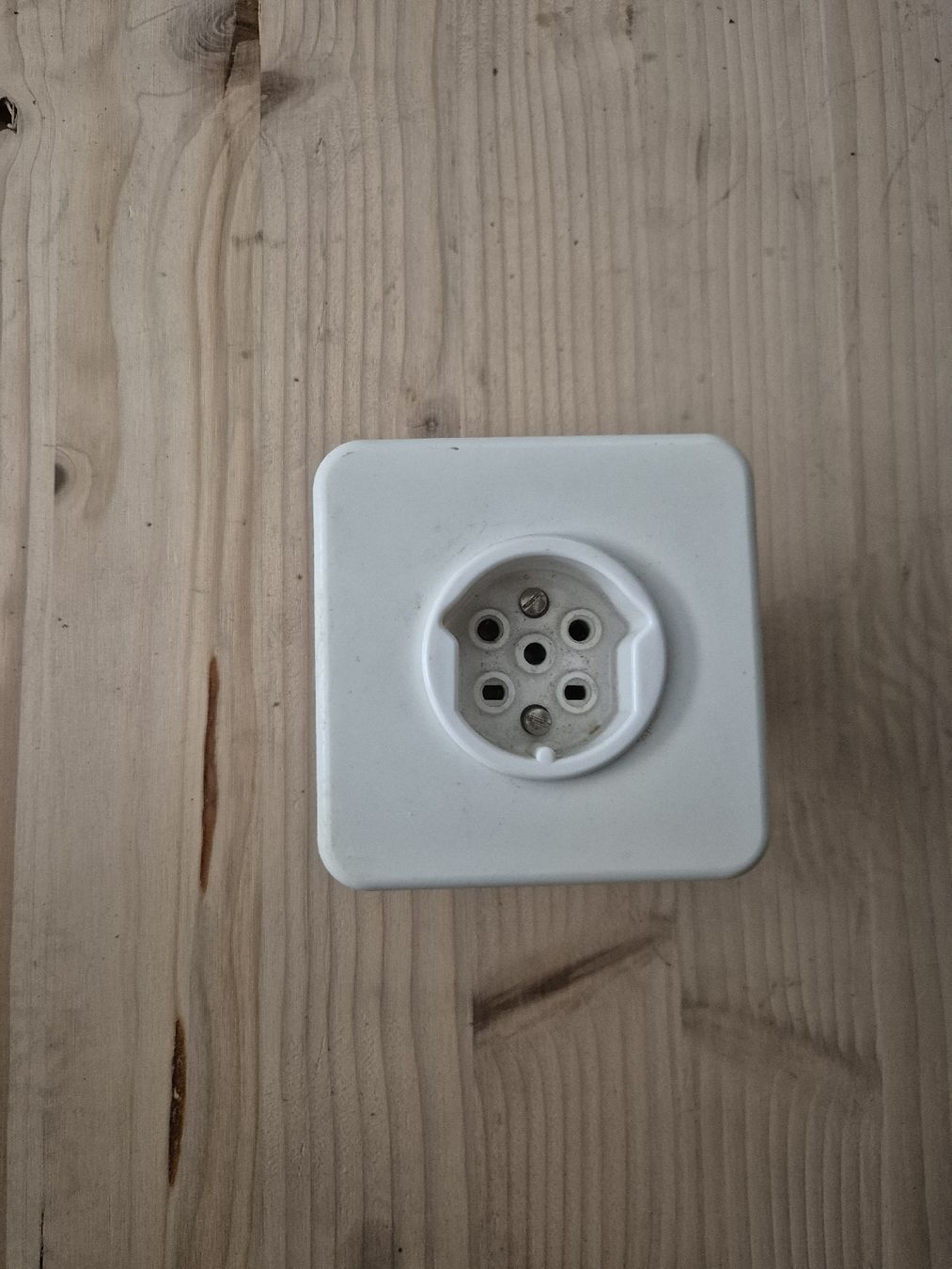 Stecker: Steckdose 10A 250V weiss gebraucht – Gebraucht aus Corsier-sur-Vevey von K-V-T