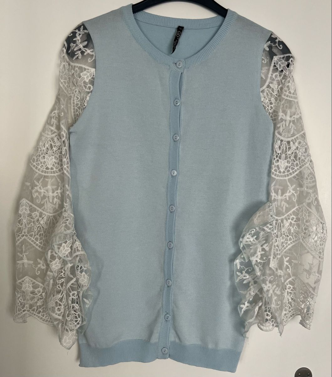 Pullover & Sweatshirts: Hellblaue Strickjacke mit Spitzeärmeln – Neu (gemäss Beschreibung) aus Uster von Family_Boutique