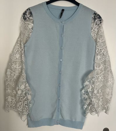 Hellblaue Strickjacke mit Spitzeärmeln