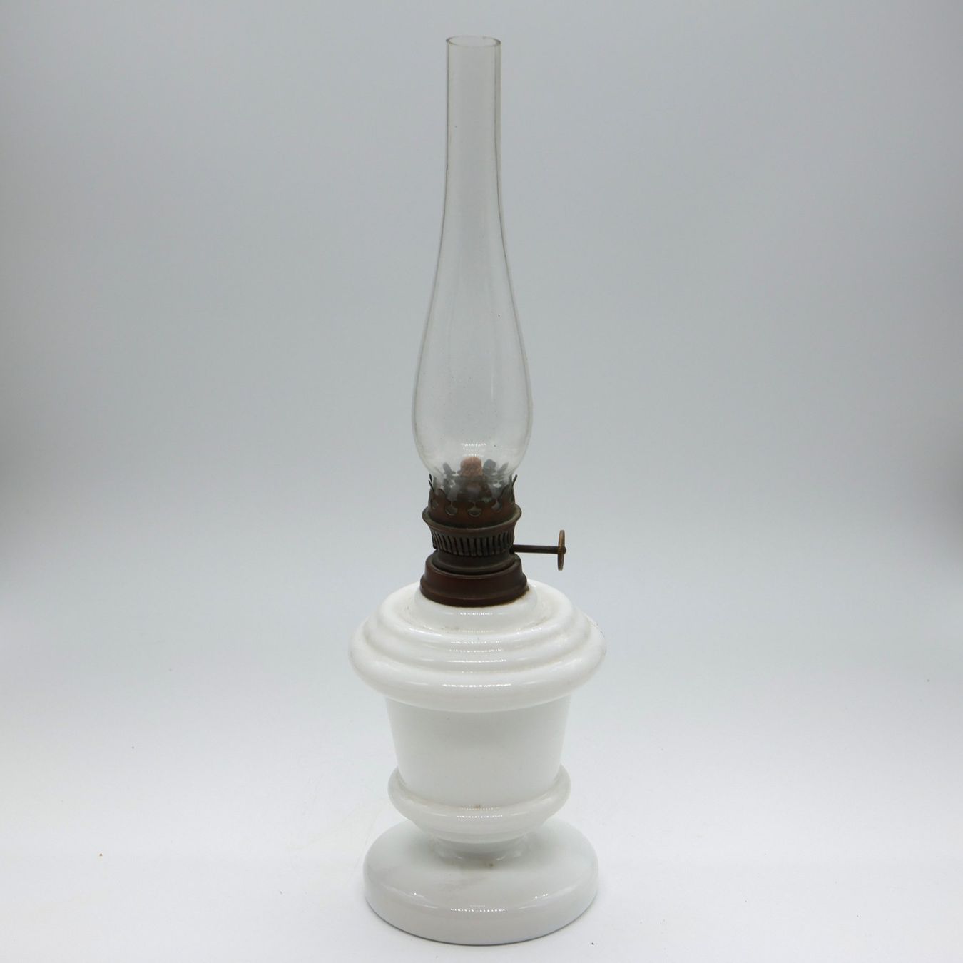 Lampes: Petroleumlampe -  Weisses Milchglas – D'occasion à Volketswil par brockipfannenstil