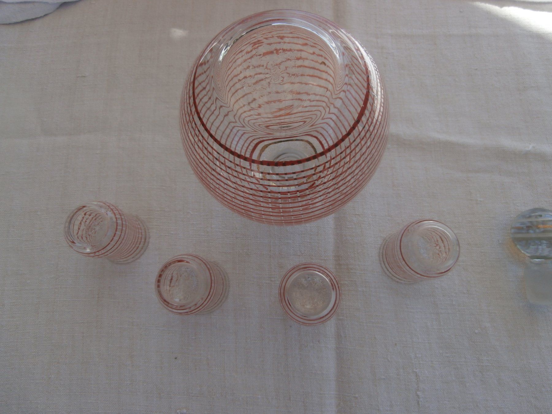 Caraffe: Set Glas Schnaps Karaffe, 4 Gläser Rot/Weiss/Gold – Usato da Rüschegg-Heubach venduto da Ofen111