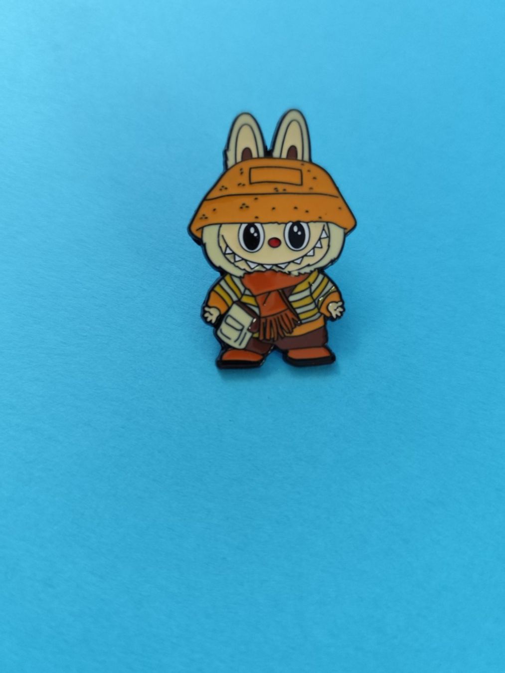 Placchette & Badge: Pin: Labubu Herbstlich mit Hut & Tasche... ca. 4 cm – Nuovo e nell'imballaggio originale da Bettingen venduto da hamau2012 3