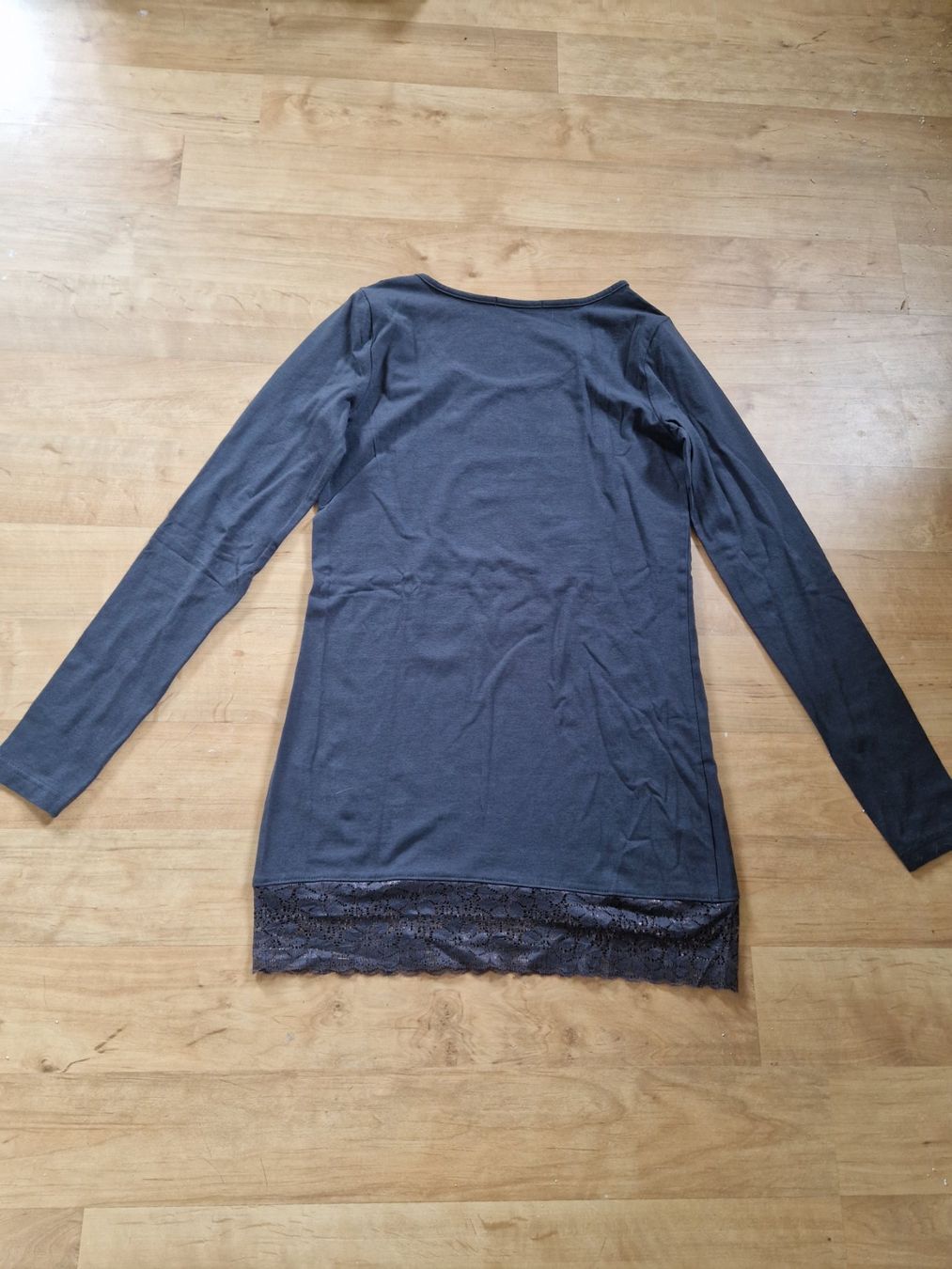 T-Shirts: Schwarzes Langarmshirt mit Spitze, Gr 36 – Gebraucht aus Weggis von Oswadan 1