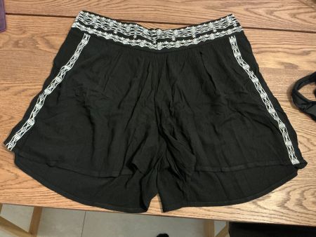 Schwarze Shorts Gr.44- Stickerei - Sommerlich luftig