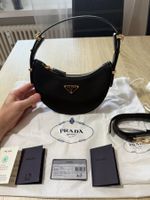 Neu - Kleine Prada Arqué Schultertasche aus Leder - Black