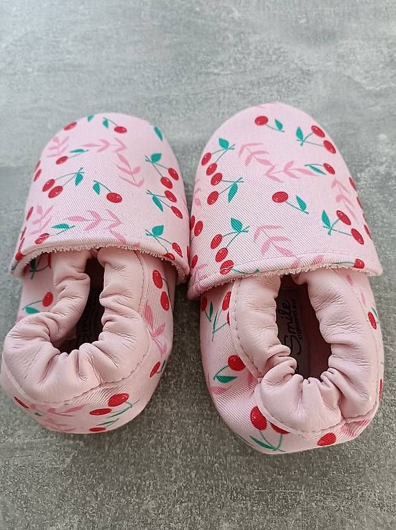 Schuhe für Mädchen: Pantoufles motif cerises – Gebraucht aus Martigny von ivi_cbf9 1
