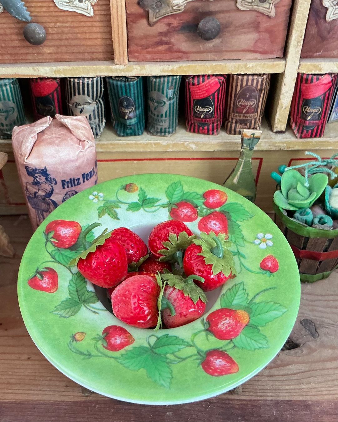 Giocattoli: TELLERCHEN MIT SÜSSEN KLEINEN ERDBEEREN – Usato da Zell LU venduto da Silvermemory 1