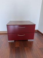 Nachttisch / Kommode rot-braun mit 2 Schubladen
