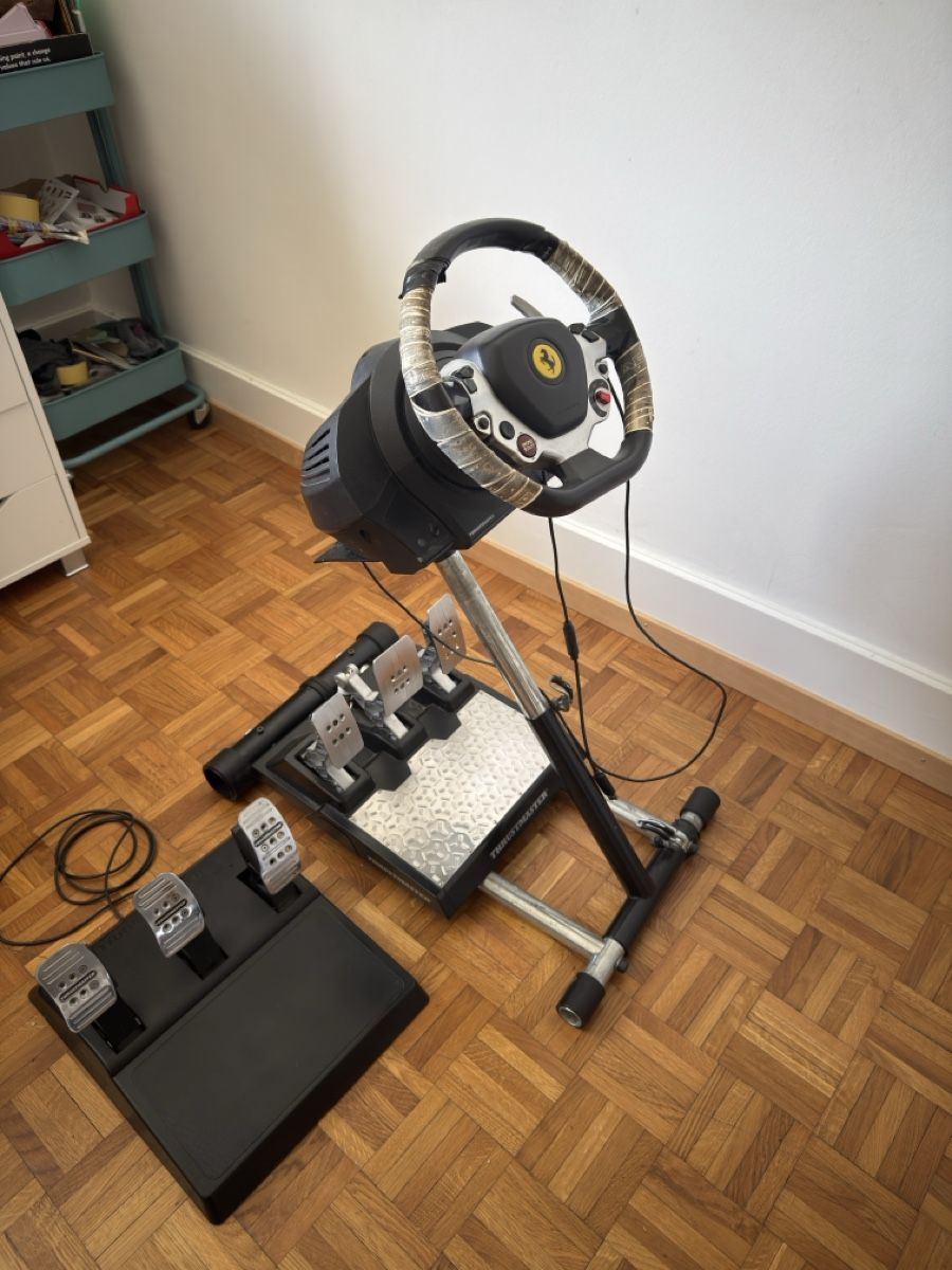 Thrustmaster Controller: Setup racing, volant Ferrari et pédales thrustmaster – Usato da Châtel-St-Denis venduto da Yellow_wait_