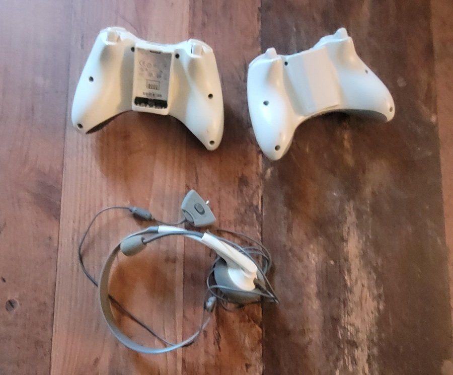 Microsoft Consoles: 2 manettes Xbox 360 Microsoft + casque original – D'occasion à St-Prex par AMPmike 1