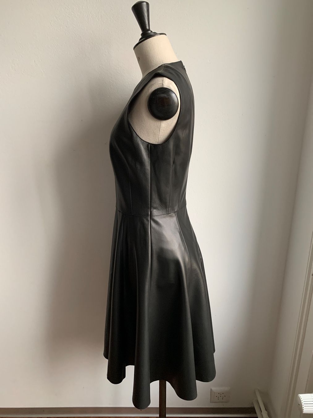 Akris Vestiti: AKRIS: Herrlich swingendes, schwarzes Lederkleid, Gr. 36 – Usato da Luzern venduto da designluzern 2