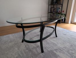 Ovaler Glas-Couchtisch mit schwarzem Gestell