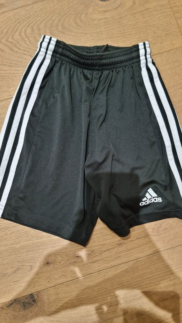 Adidas Pantaloni: Adidas Shorts, 140 – Usato da Buttikon SZ venduto da Limo180