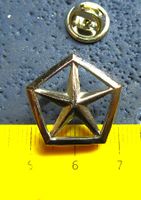 CHRYSLER AUTO LOGO PIN CUTOUT GEPRÄGT SILBRIG