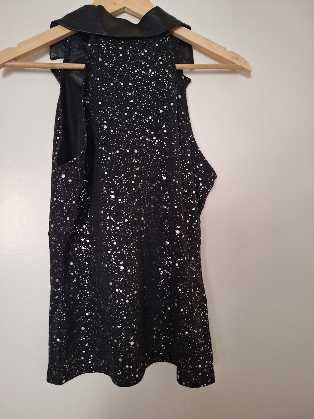 Top: Top – Nuovo (secondo la descrizione) da Fribourg venduto da car_6vvs 2