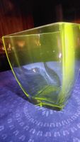 Moderner Uranglas Vase – Leuchtet unter UV (16 cm)