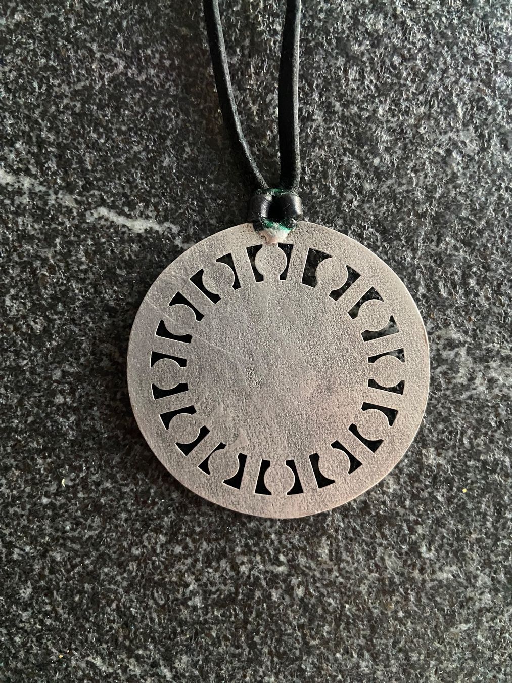 Ciondoli: Amulett mit schwarzem Lederband – Usato da Schwarzenburg venduto da Aha016 2