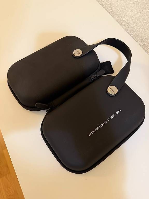 Custodie per cosmetici: Lufthansa First Class Amenity Kit Porsche Design - NEU -  – Usato da Cham venduto da trainerbedarf 2