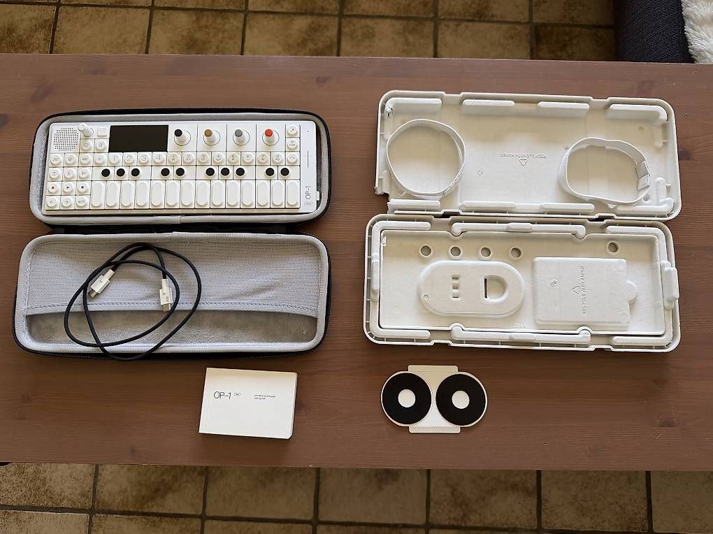 Teenage Engineering Strumenti musicali: Teenage Engineering OP-1 Field inkl. Case – Usato da Uesslingen venduto da musikbedarf