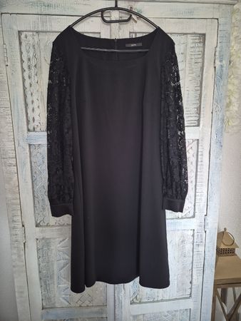Schwarzes Kleid mit Spitzeärmeln, festlich, Grösse 40