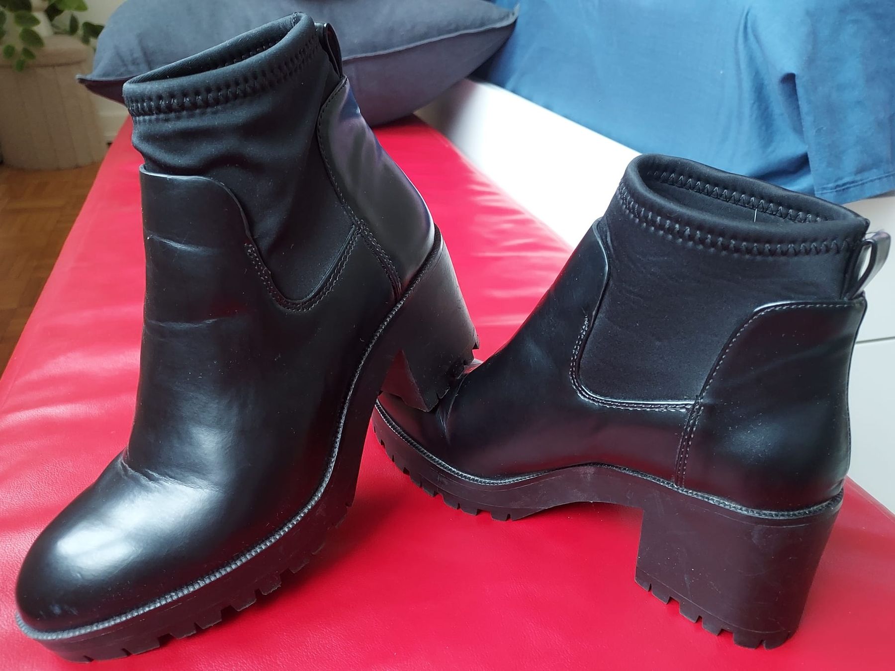 Stradivarius Scarpe da donna: Bottines noires Stradivarius, taille 36, parfaites! – Usato da Lausanne venduto da Kitty_Friperie