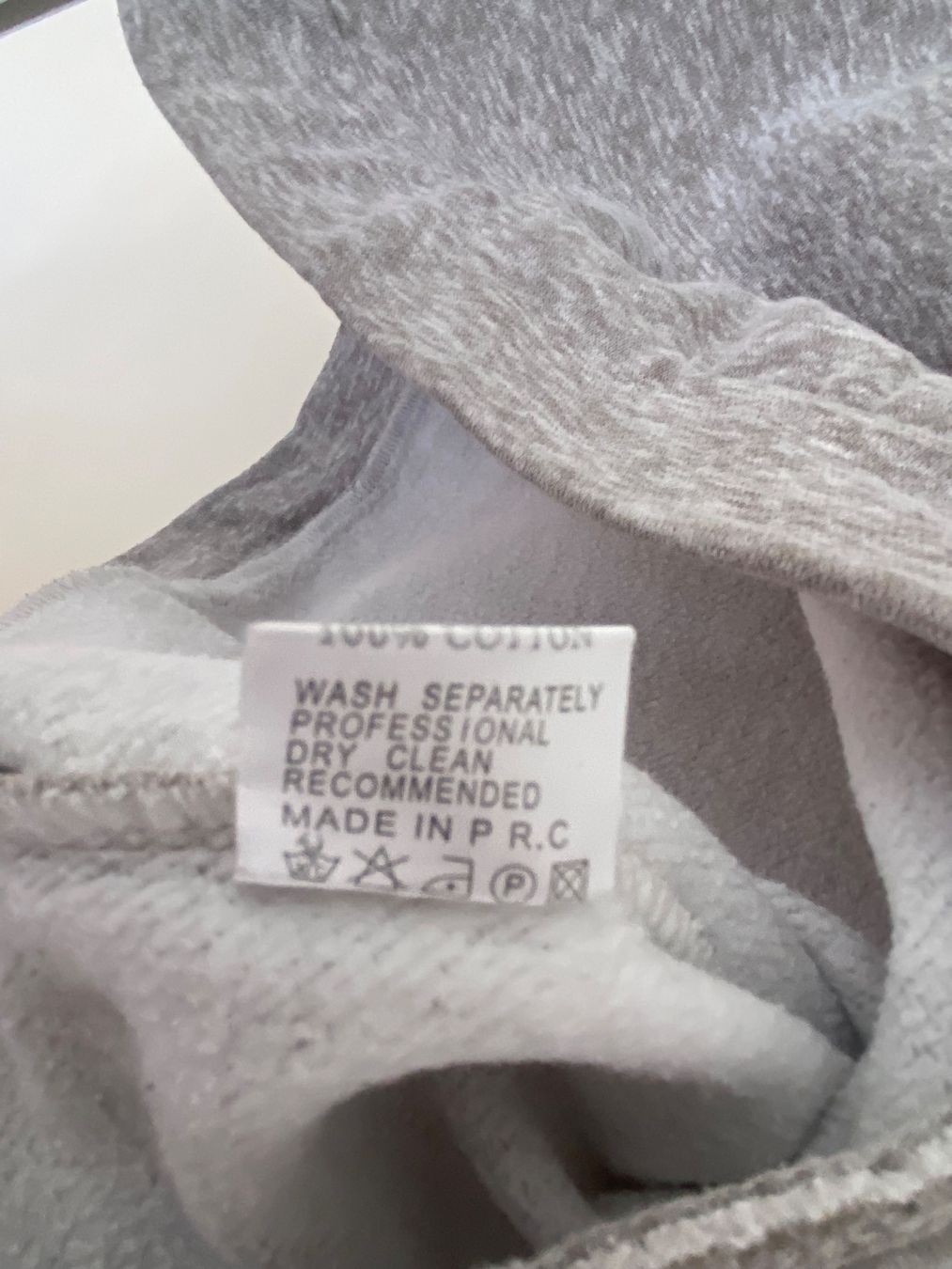 Maglioni & Felpe: Grauer Pullover mit Schriftzug "Lipstick", Grösse S – Usato da Kilchberg ZH venduto da lin_9p9m 4