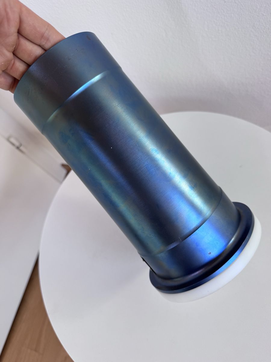 Vasi & Recipienti: Titanium E190 Axle Sleve Vase Embraer Flugzeugteil Aviatik – Usato da Luzern venduto da dannaddannad 3