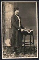 Foto-AK Junge Frau im Fotostudio blätte