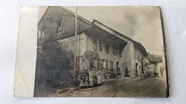Ancienne carte postale, vue intérieure d'un village animé