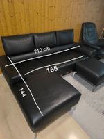 Bequemes L-Ledersofa in Schwarz mit Hocker / Ecksofa