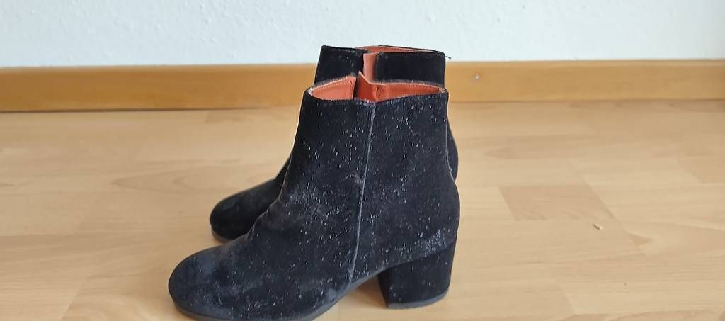 Scarpe da donna: Coole schwarze Glitzerstiefel Grösse 36 – Usato da Urtenen-Schönbühl venduto da phu_tpt8