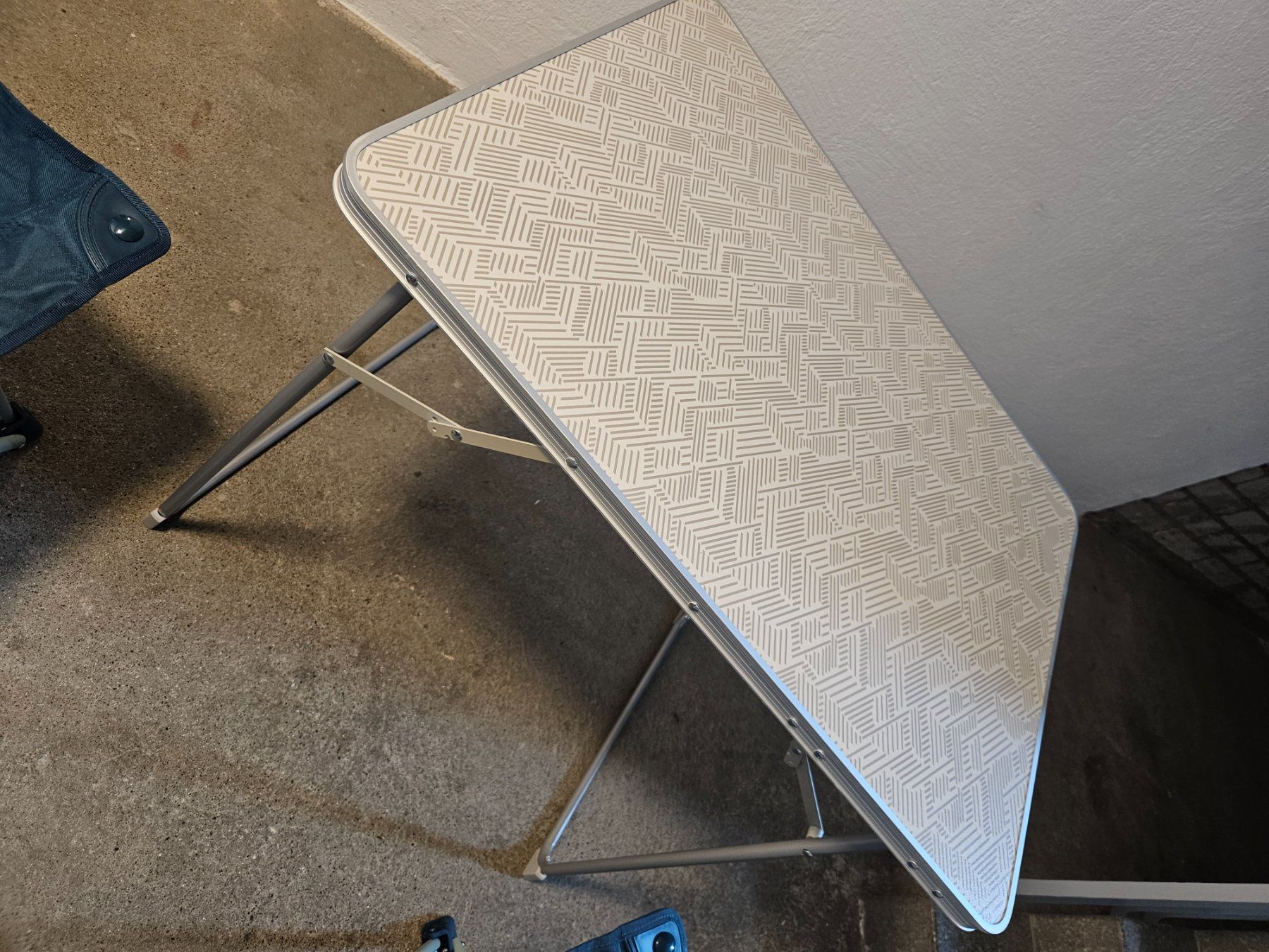 Set de table et chaises: 2x Quechua Campingstühle und Tisch – D'occasion à Oftringen par MikoMako 3