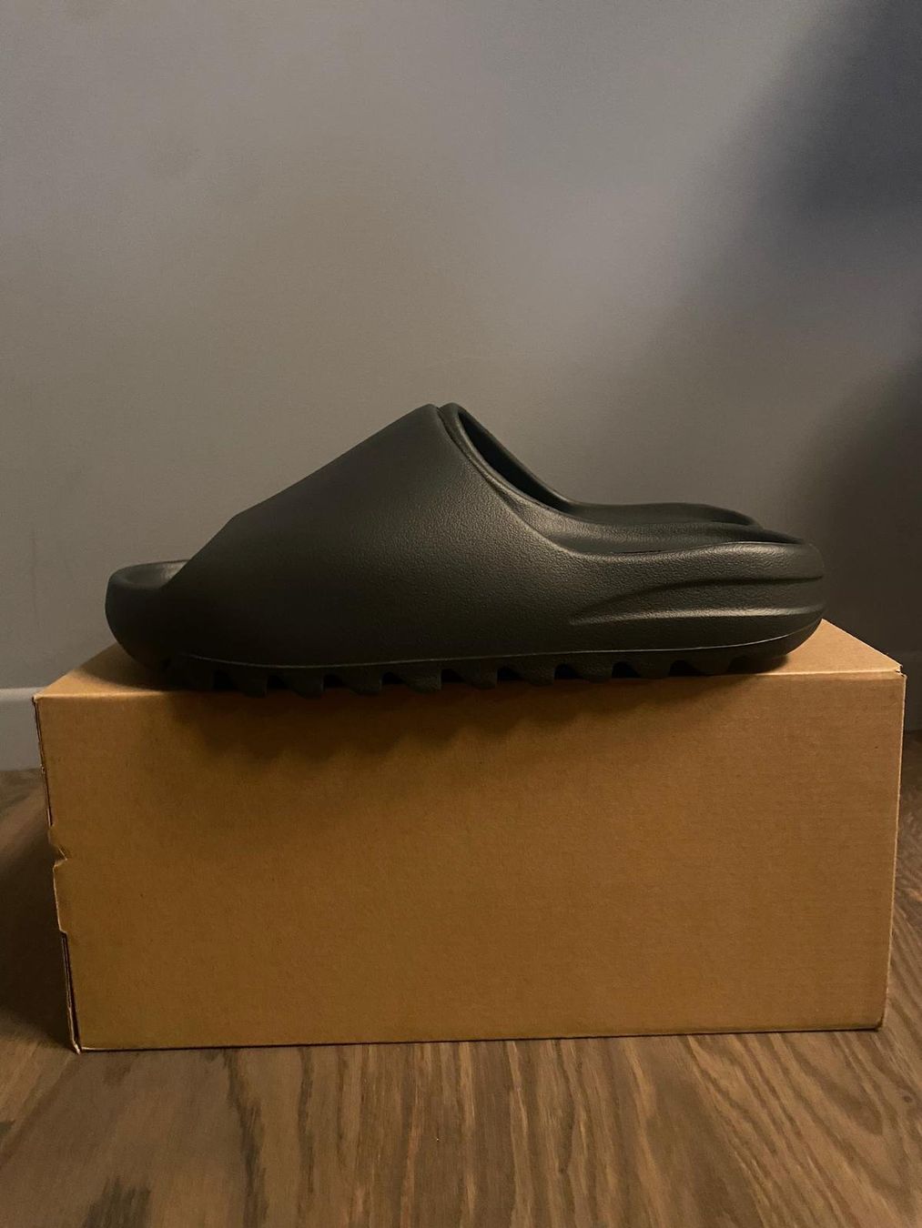 Adidas Scarpe da uomo: adidas Yeezy Slides Dark Onyx EU 46 – Nuovo e nell'imballaggio originale da Schaffhausen venduto da solequart