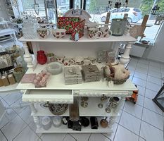 Buffet mit Schubladen und Tablaren, weiss lackiert - TOP!