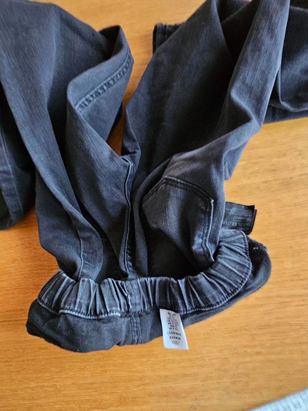 H&M Hosen: Schwarze Jeans mit engem Gummibund, Grösse 140 – Gebraucht aus Staffelbach von Frisco77 2