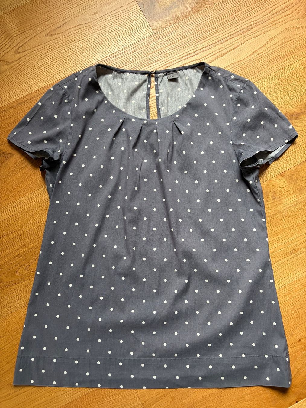 S.Oliver Camicette: BLUSE S.OLIVER PREMIUM 34 grau mit weissen Punkten – Usato da Wattwil venduto da jopara