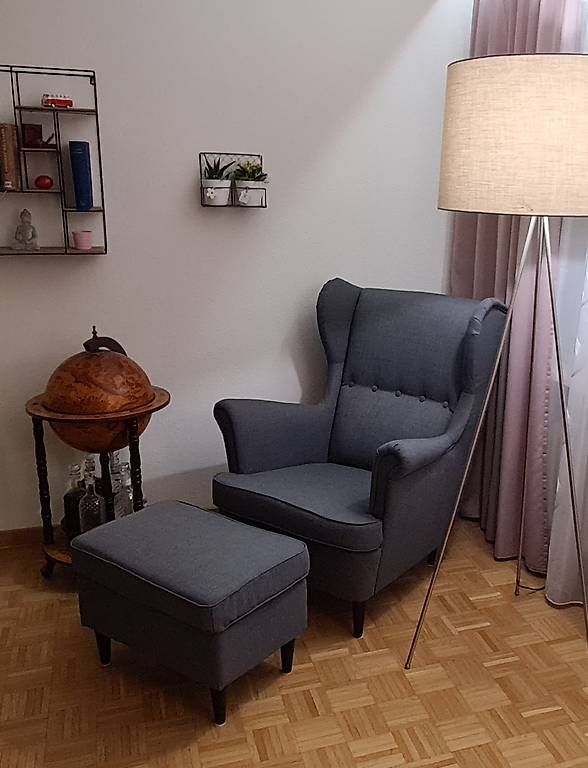 Poltrone: IKEA Strandmon Ohrensessel mit Hocker  Grau – Usato da Luzern venduto da mrvolic