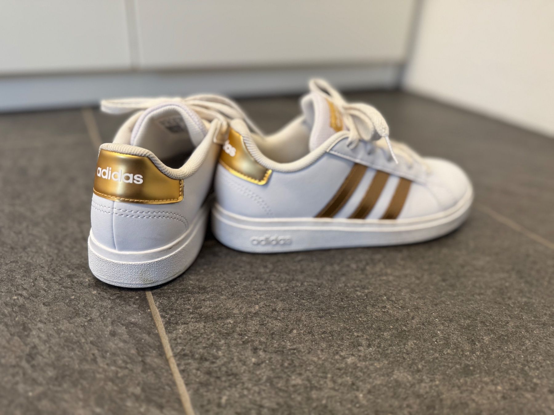 Adidas Scarpe per ragazze: Adidas Sneaker Kinder, Grösse 32 – Usato da Uster venduto da buani 1