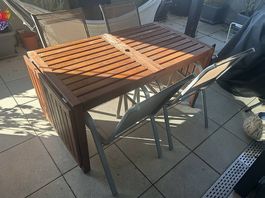 Hölzerner Gartentisch ausziehbar inkl. 4 Stühle 