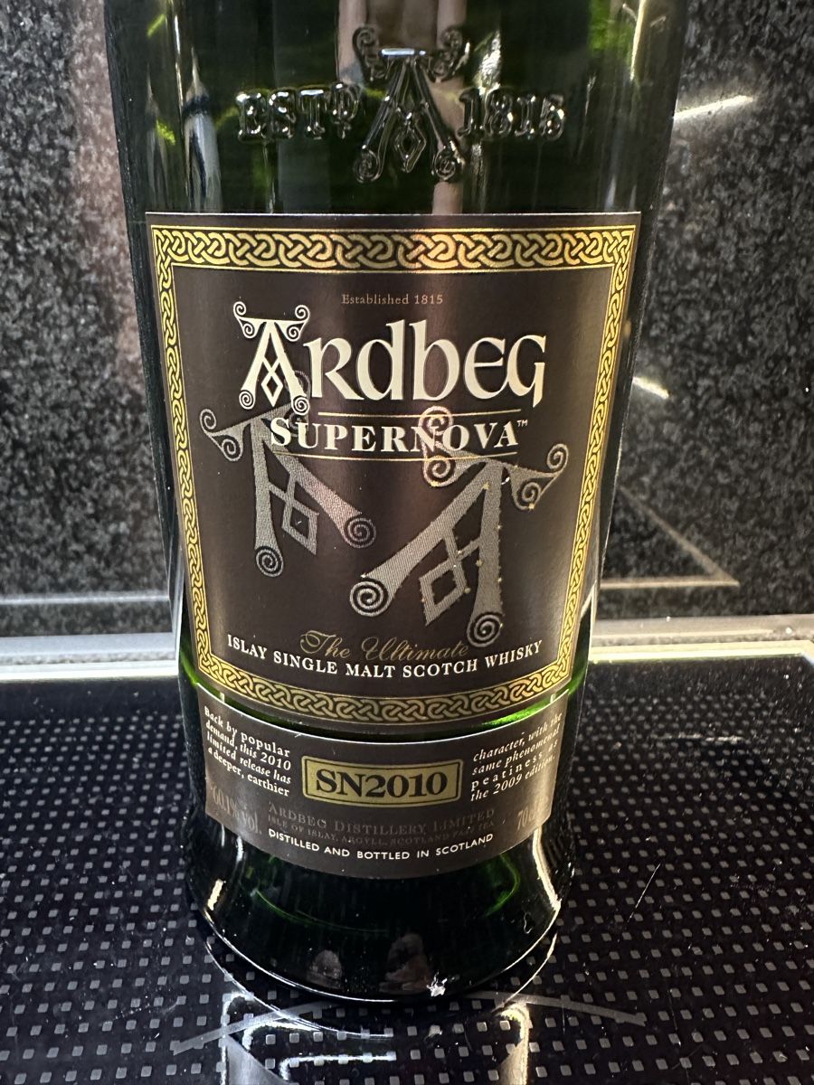 Ardbeg Spirituosen: Ardbeg Supernova 2010 Islay Single Malt Scotch Whisky – Neu und originalverpackt aus Stansstad von Dalmatinerhjf 1
