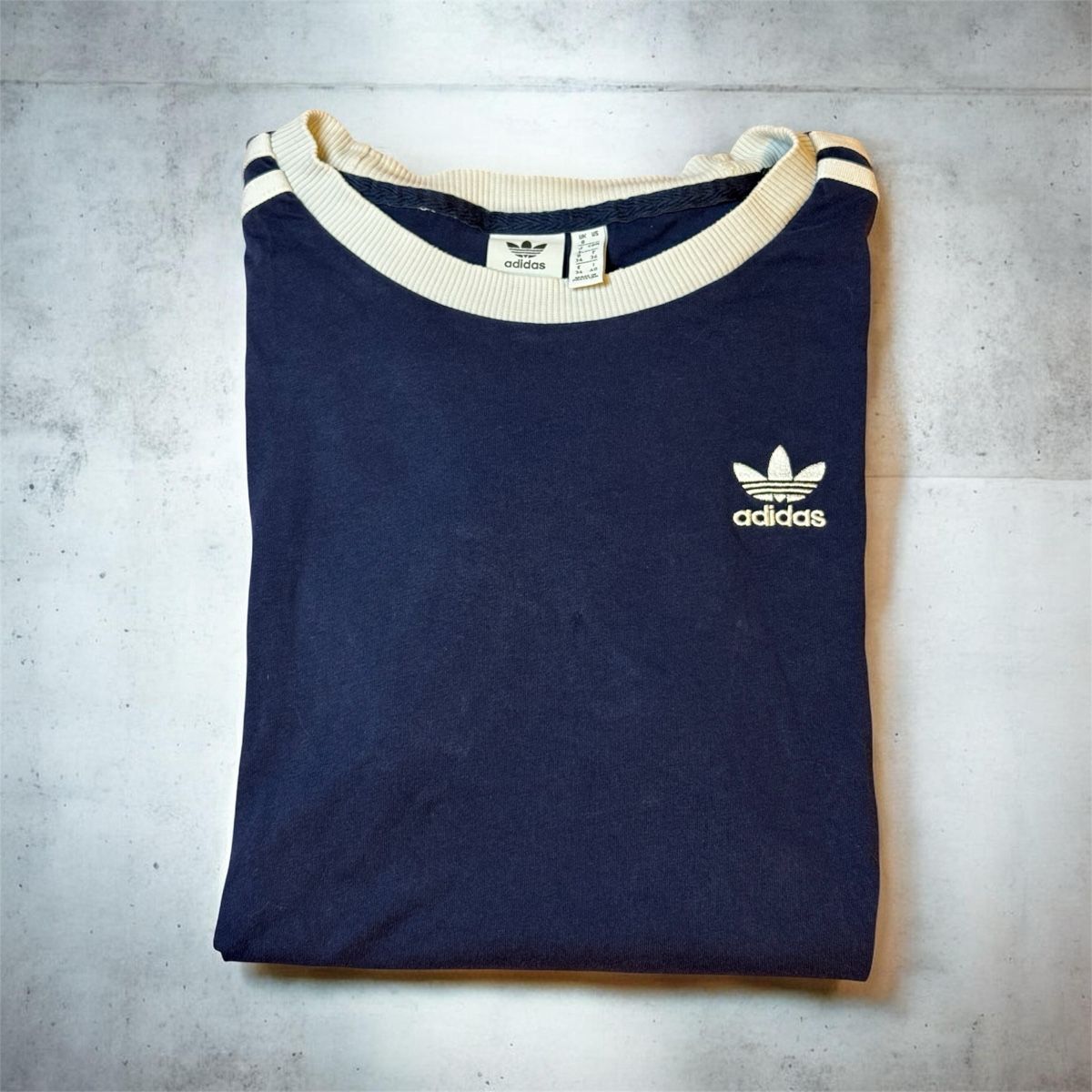 Adidas T-shirt: T-shirt Adidas Original – Nuovo (secondo la descrizione) da Châtel-St-Denis venduto da Montclair_Swiss